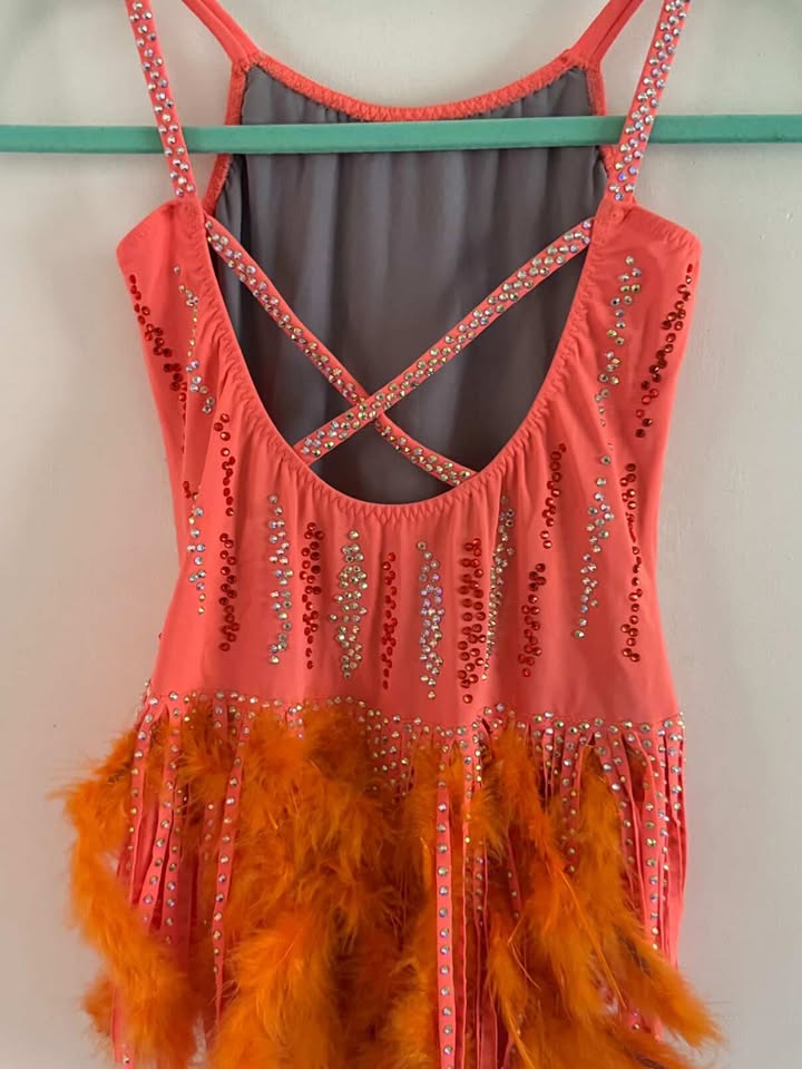 Malla Naranja con Plumas Competencia Talla 8