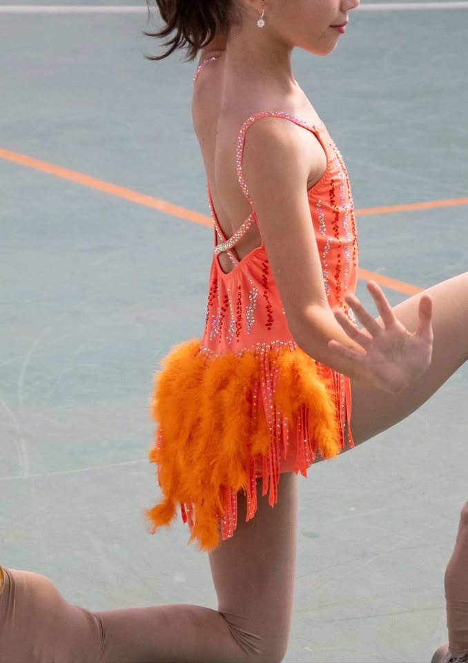 Malla Naranja con Plumas Competencia Talla 8